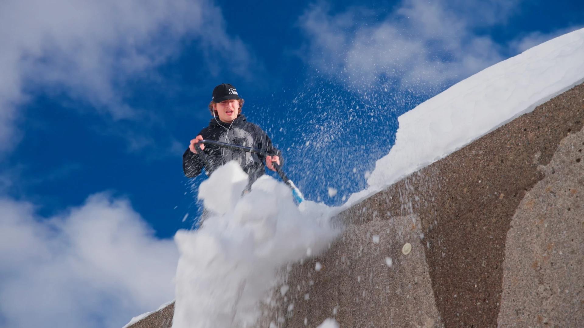 Still aus Nordkette Bagjump: ein Skifahrer springt durch Schneegischt